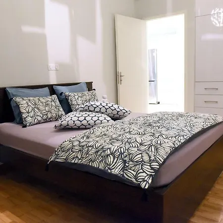 Kleopatra In Acropolis Apartment